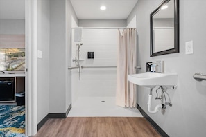 Chambre Standard, 1 grand lit, accessible aux personnes à mobilité réduite, non-fumeurs | Salle de bain | Douche, articles de toilette gratuits, sÚche-cheveux