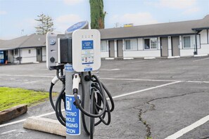 Electric vehicle-charging station - Cielo House Inn (Paso Robles)