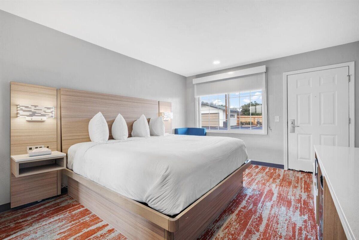 Standard Room, 1 King Bed, Non Smoking | Desk, iron/ironing board, free WiFi, bed sheets