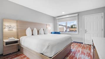 Standard Room, 1 King Bed, Non Smoking | Desk, iron/ironing board, free WiFi, bed sheets