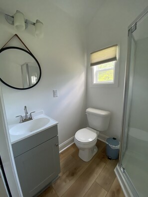 Douche, sĂšche-cheveux, serviettes fournies, papier toilette