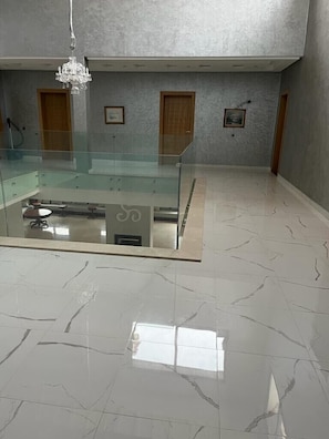 8 bedrooms, WiFi, bed sheets