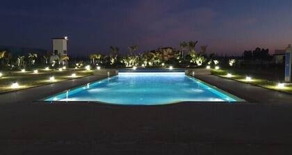 Villa de Luxe Avec Piscine et Cascade en Pension Complete