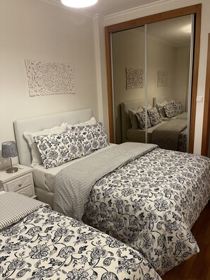 3 chambres, fer et planche à repasser, Wi-Fi, draps fournis