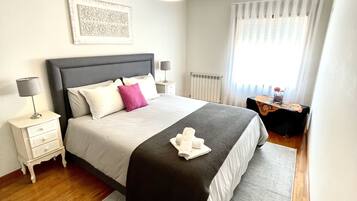 3 chambres, fer et planche à repasser, Wi-Fi, draps fournis