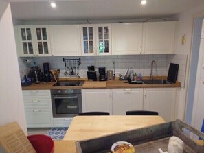 Fridge, oven, stovetop, dishwasher