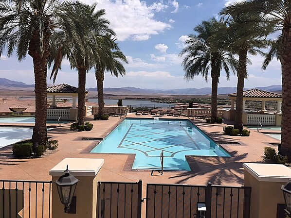 Una piscina al aire libre, una piscina climatizada