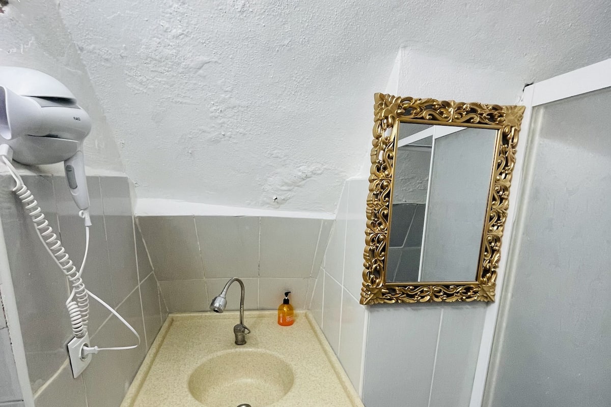 Premium Üç Kişilik Oda | Banyo | Duş/küvet kombinasyonu, jakuzi, hidro masaj duş başlığı