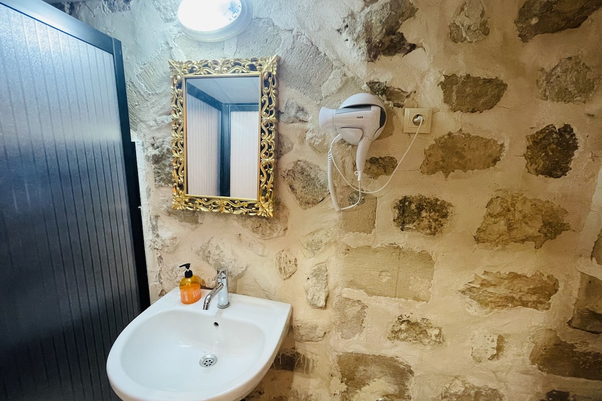 Standard Tek Büyük Yataklı Oda | Banyo | Duş/küvet kombinasyonu, jakuzi, hidro masaj duş başlığı