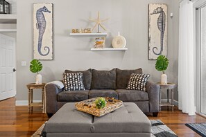 Een smart-tv en boeken