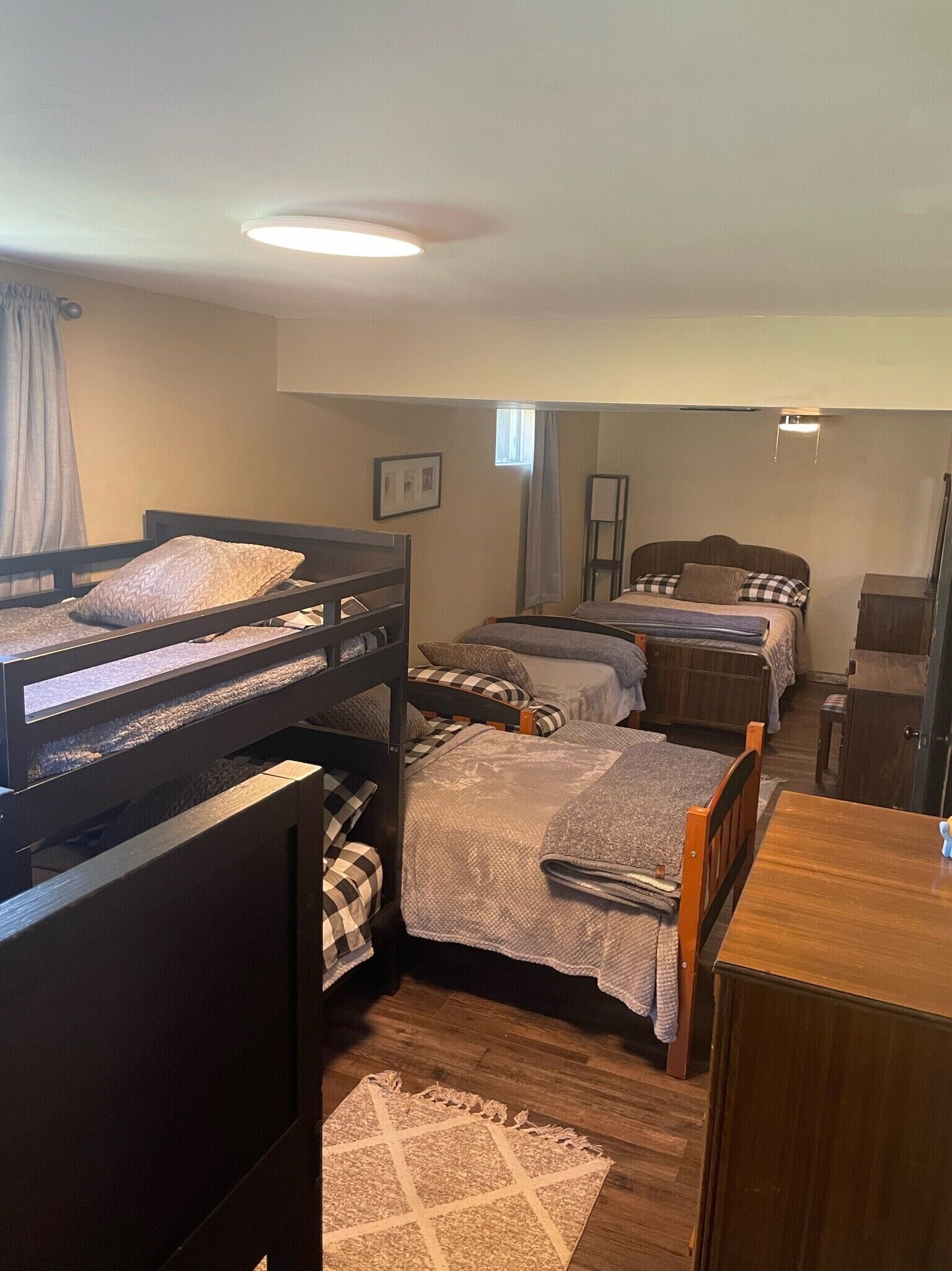 4 bedrooms, desk, iron/ironing board, travel crib