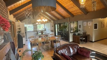 TV connectée, cheminée, table de tennis de table
