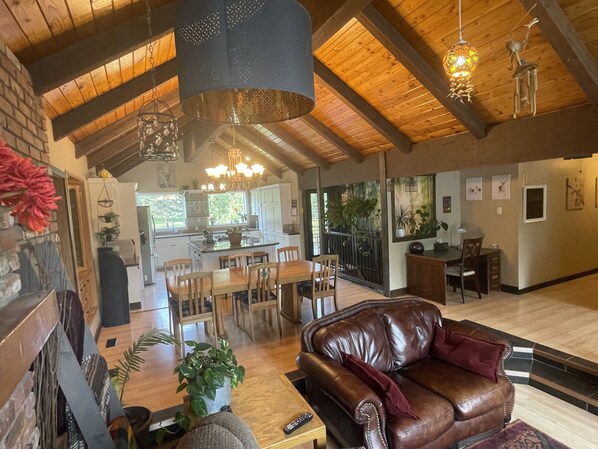 Smart TV, fireplace, table tennis