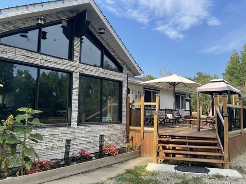 Spacious Chalet with hot tub 5 mins from beach -sleeps 14