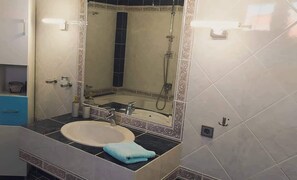 Bathtub, hair dryer, bidet, towels