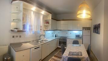 冷蔵庫、電子レンジ、オーブン、コンロ