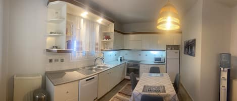 Jääkaappi, mikroaaltouuni, uuni, liesi