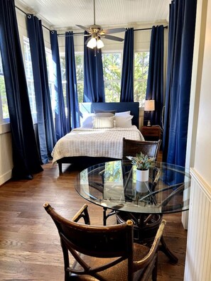 6 bedrooms, desk, iron/ironing board, travel cot