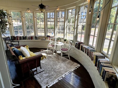 Vulcan's Knee: 6bdrm Mansion ~ Speakeasy ~ Library