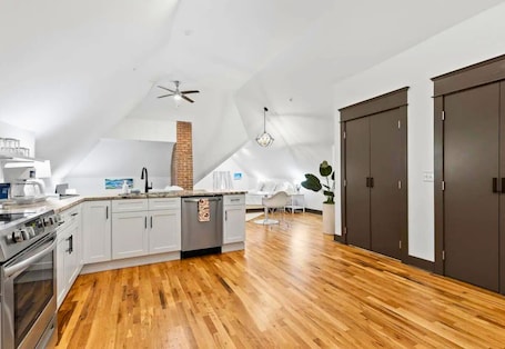 Fridge, microwave, oven, stovetop. The Cloud Studio: Prime Downtown Location