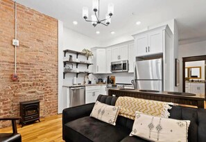 Smart TV, fireplace - Indigo Flat: Chic Retreat in Downtown Chattanooga (Chattanooga)