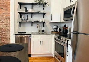 Réfrigérateur, micro-ondes, four, plaque de cuisson