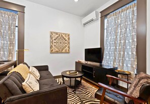 Smart TV, fireplace - Indigo Flat: Chic Retreat in Downtown Chattanooga (Chattanooga)