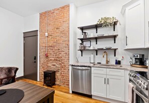 Refrigerador, microondas, horno y parrilla de estufa 