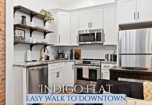 Fridge, microwave, oven, stovetop - Indigo Flat: Chic Retreat in Downtown Chattanooga (Chattanooga)