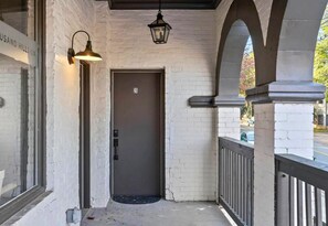 Exterior detail - Indigo Flat: Chic Retreat in Downtown Chattanooga (Chattanooga)