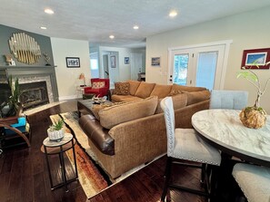 Televisie, een open haard, videospelletjes en een dvd-speler