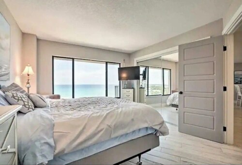 Oceanfront, 2 bed condo. Pool. Amazing views from all rooms of Ocean and beach