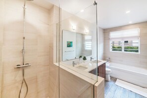 Badewanne, Haartrockner, Handtücher, Seife