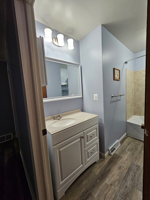 Combined shower/tub
