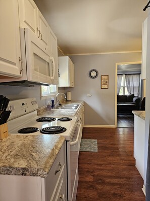 Full-sized fridge, microwave, oven, dishwasher - Family sized updated cottage with garage - Close to Houghton Lake and ORV Trails (Houghton Lake)