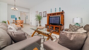 TV, DVD player, pebolim, mesa de pingue-pongue