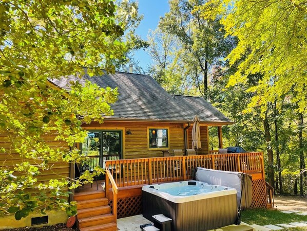 Terrace/patio - Dynamite Mountain House, beautiful views! Hot Tub! Firepit! (Hot Springs)