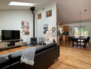 TV connectée, cheminée, lecteur de DVD, livres