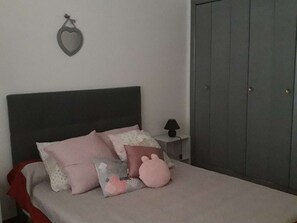 3 bedrooms, bed sheets