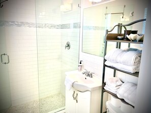 Dusche, Haartrockner, Handtücher, Seife