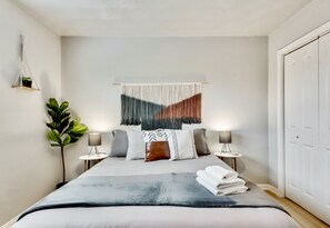 1 chambre, fer et planche à repasser, lit de bébé portatif