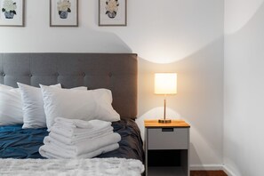 4 habitaciones, escritorio y tabla de planchar con plancha