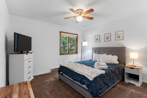 4 habitaciones, escritorio y tabla de planchar con plancha 