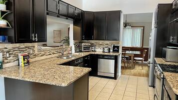 冰箱、微波炉、烤箱、炉灶