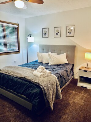 4 makuuhuonetta, työpöytä, silitysrauta/-lauta, vauvan matkasänky