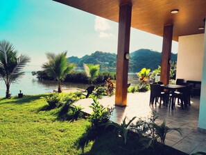 Outdoor dining - Amazing beach villa with access to the carribbean sea (Juan Gallego)