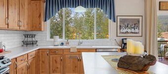 10 minutes to DT! Relax & enjoy Montana's beauty—now offering mid-term rentals!