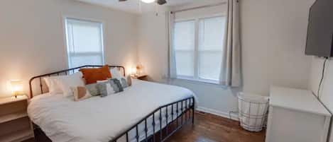 3 bedrooms, desk, iron/ironing board, travel crib