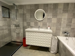 Combined shower/tub, hair dryer, towels, soap