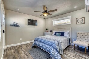 1 soverom, skrivebord, reiseseng for barn og wi-fi (inkludert)